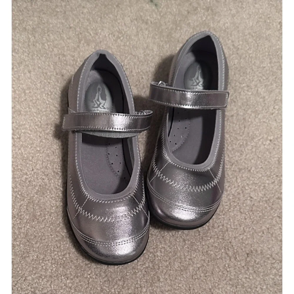 Hush‎ Puppies Girls Leather Silver Ballet Flats.  Size 3.5W Wide NWOT